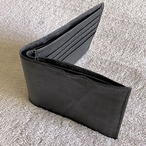 Dante black leather bi-fold wallet 41/4 x 4. In excellent condition!